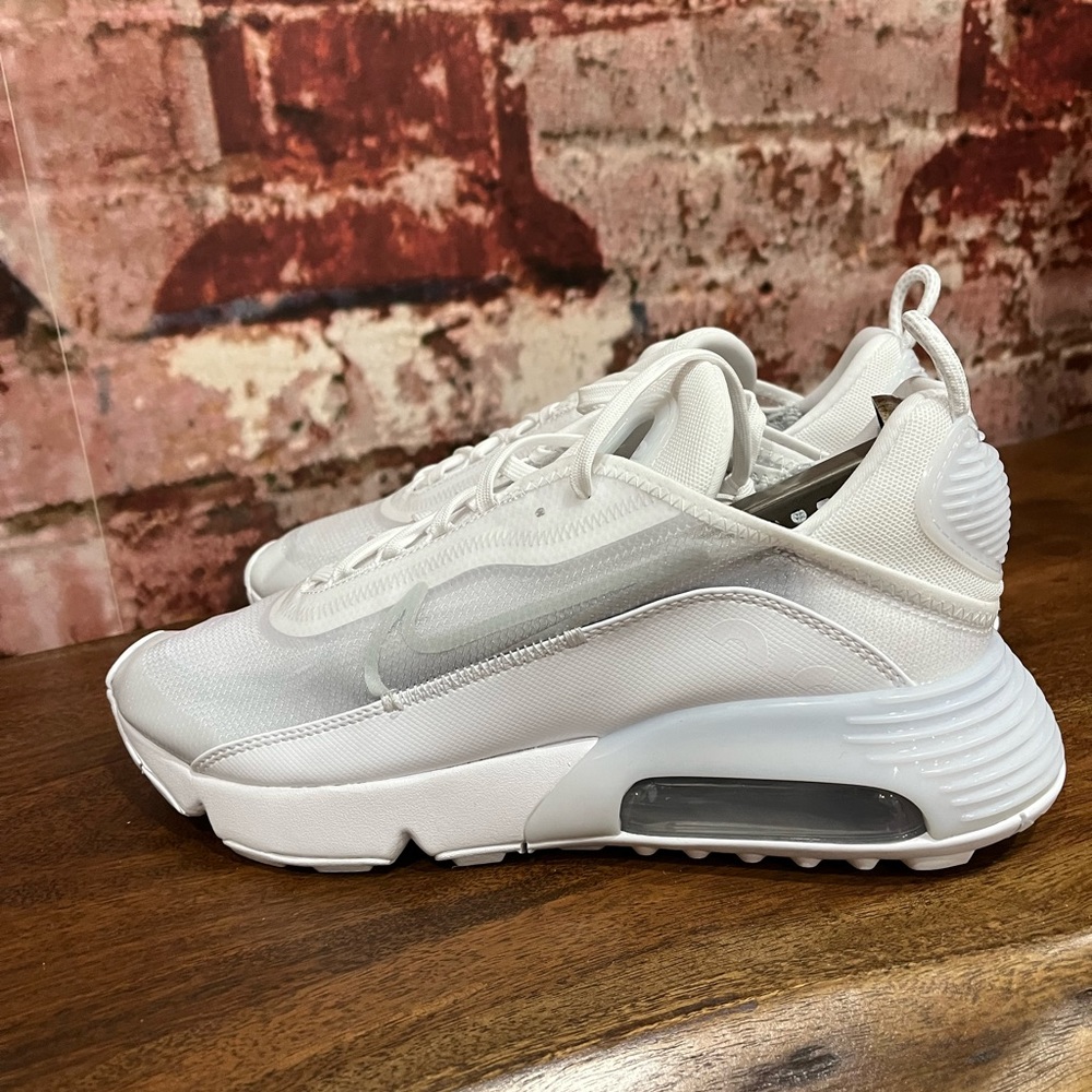 NEW NIKE AIR MAX 2090 SIZE MEN 10 / WOMEN 11.5 - Picture 2 of 8